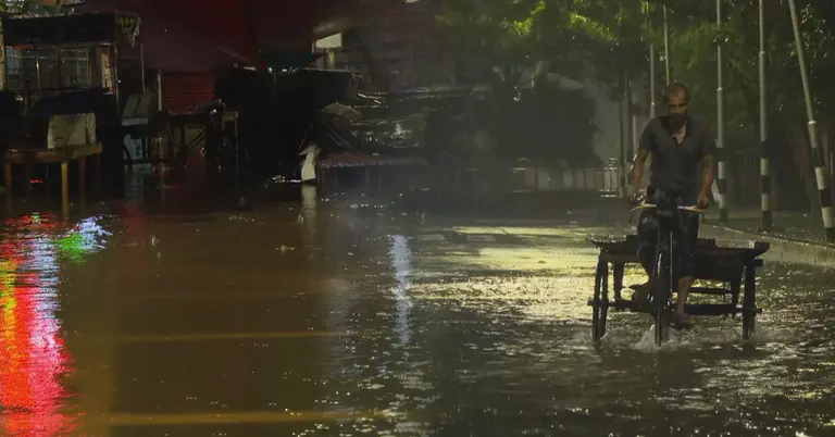 জলাবদ্ধতায় নাকাল শ্রমজীবী মানুষ